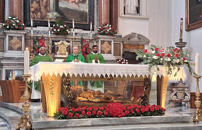 Terni, 90 coppie festeggiano le nozze d'oro davanti all'urna di San Valentino. Ecco la preghiera degli sposi