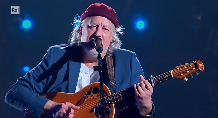 The Voice Senior, Alessandro Acciaro da Terni emoziona tutti: fa girare i 4 giudici e poi duetta con Clementino. Ecco che squadra ha scelto