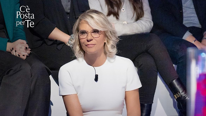 Gigi D'Alessio e Romelu Lukaku ospiti a C'è posta per te stasera in tv sabato 1 marzo: anticipazioni della nuova puntata con Maria De Filippi