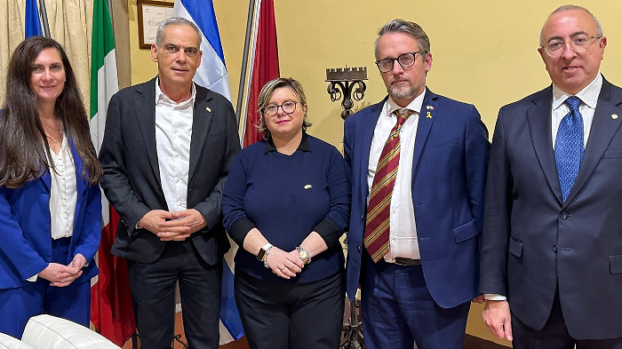 Ricevuto in Comune l'ambasciatore di Israele, visita la Chimera e ne resta affascinato. Statua del Petrarca illuminata per solidariet&agrave;