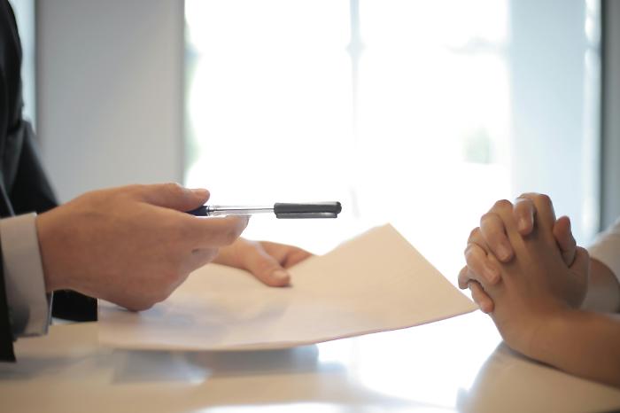 Truffa da 60 milioni con 200 assicurazioni false: chiesto il processo per 11 persone. Tra gli indagati un broker perugino