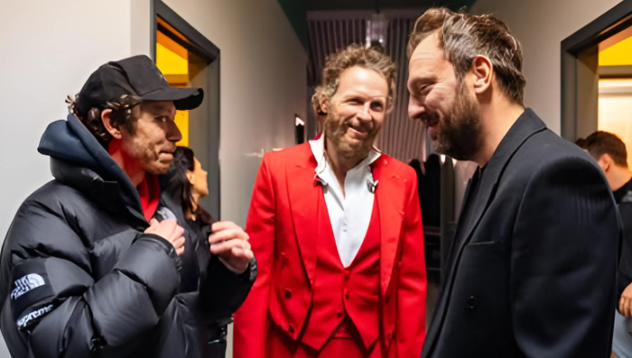 Jovanotti è tornato più Lorenzo di prima con il tour 2025: al palasport di Pesaro gli amici di una vita, da Cesare Cremonini, Valentino Rossi a Lucio Corsi