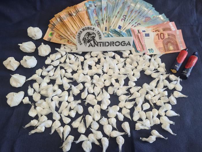 Terni, "Turista" 25enne sorpreso con 200 grammi di cocaina, parte delle dosi nascosta nelle sigarette elettroniche