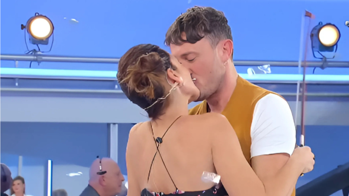 Uomini e Donne, Barbara De Santi esce dal programma con Ruggiero D'Andrea, venerdì 7 marzo: scopri tutte le storie d'amore della dama