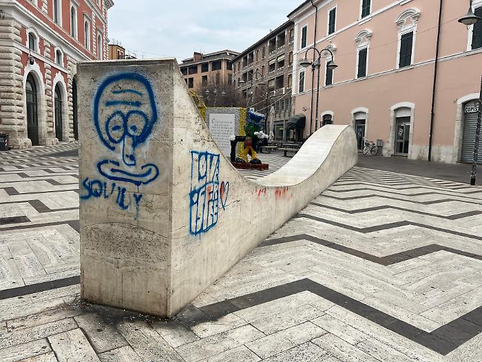 Terni, imbrattata con la vernice blu la Balena di piazza Solferino. Corridore: "Verifiche dalle immagini delle telecamere"