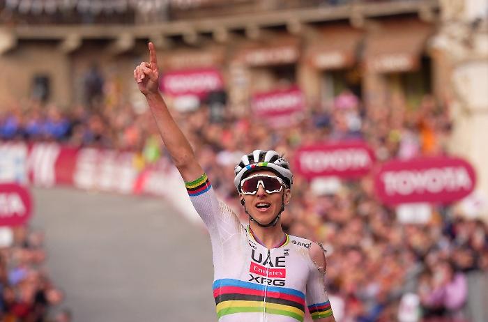 il trionfo di Tadej Pogacar alle Strade Bianche