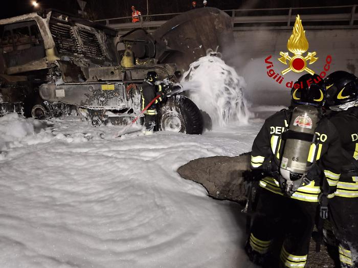 Incendio alle acciaierie di Terni: a fuoco mezzo che trasporta acciaio fuso. Ustionato gravemente un 26enne