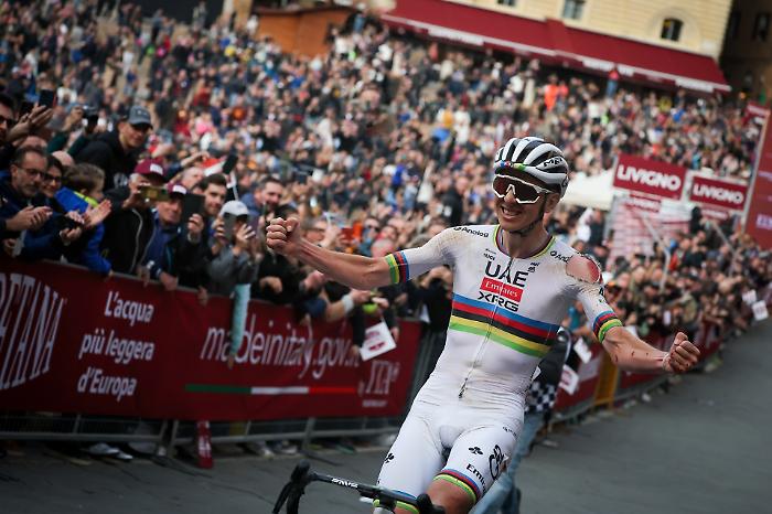 Strade Bianche - Tadej Pogacar al traguardo