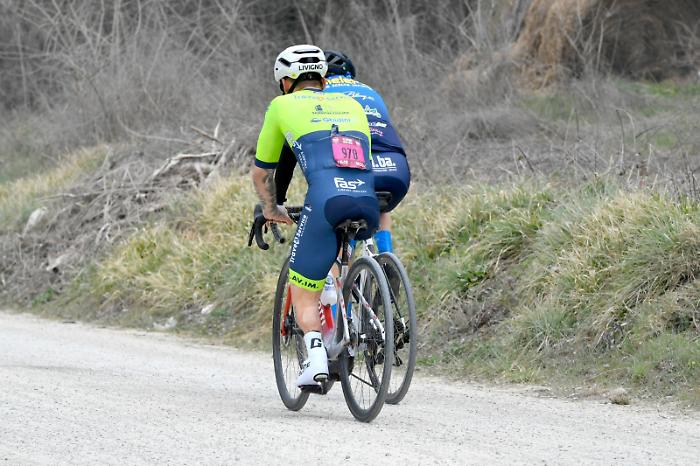 strade bianche ciclista con una gamba sola gran fondo