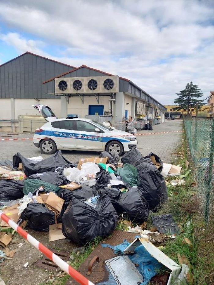 Polizia locale rifiuti abbandonati Magione 