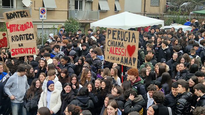 La protesta degli studenti del liceo Alessi di Perugia contro la preside: "Siamo esasperati". In campo anche la sindaca Ferdinandi