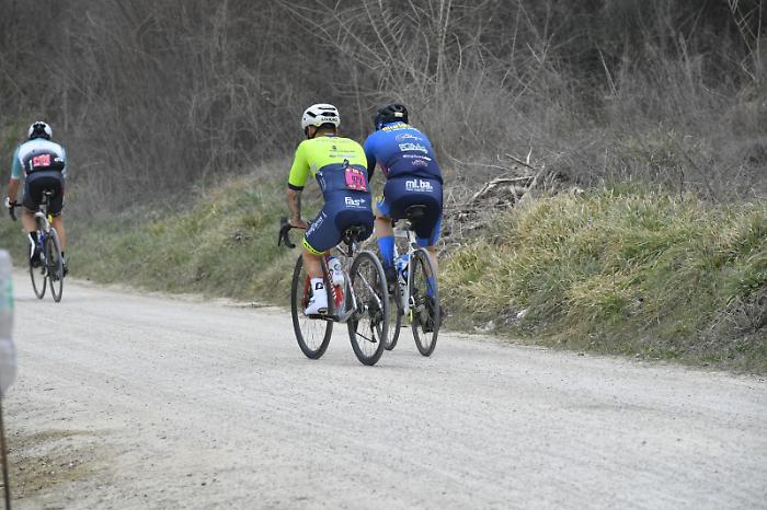 strade bianche ciclista con una gamba sola gran fondo