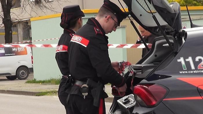 Mamma strangolata con il foulard, la figlia resta in carcere in attesa di un luogo idoneo per i domiciliari