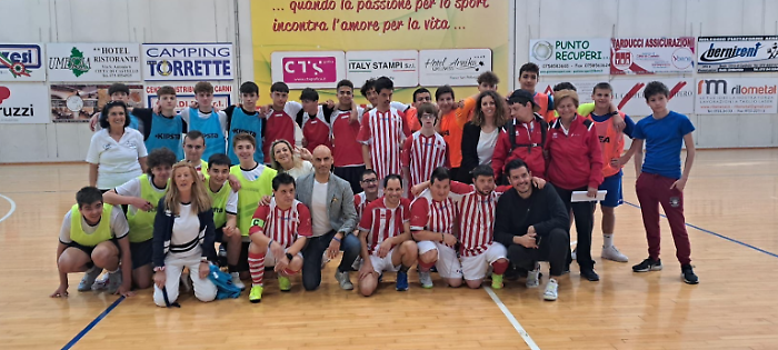Prestano un giocatore agli avversari che non hanno abbastanza calciatori: nel match Fisdir di calcio a 5 regna il fair play