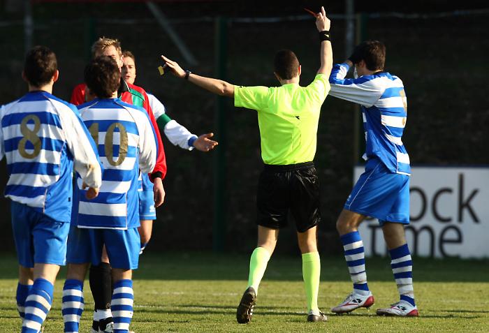 Bistecche, panini e bottiglie dagli spalti: assistente colpito e maxi multa alla Narnese