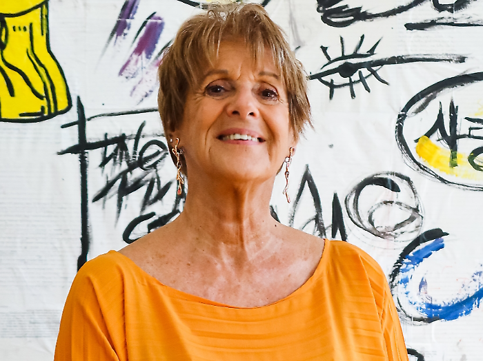 Lella Costa ospite di Luisella Costamagna a Tango, chi è: la lunga carriera, la conduzione di Amici, il rapporto con Maria de Filippi, il marito 