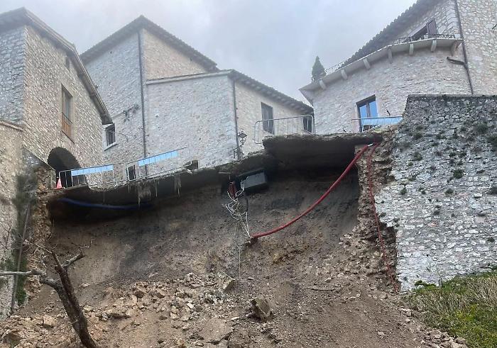 Crollate le mura a Vallo di Nera. Il Comune vieta il transito nella zona di Portella