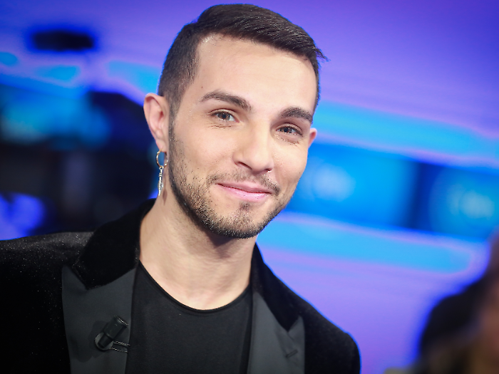 Marco Carta ospite di Silvia Toffanin a Verissimo: la vittoria a Sanremo, il furto alla Rinascente, il coming out 