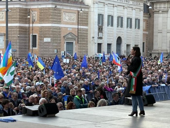 Una piazza per l'Europa, sul palco Vittoria Ferdinandi cita Aldo Capitini: "Lavorare per coesione e pace"