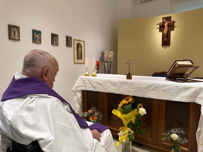 Diffusa la prima foto di Papa Francesco a un mese dal ricovero: "Condizioni stabili, proseguono le terapie"