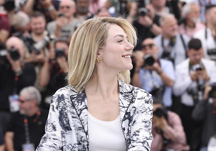 Emilie Dequenne, chi era l'attrice morta per tumore a 43 anni: da stella del cinema dopo il film Rosetta alla lotta contro la malattia