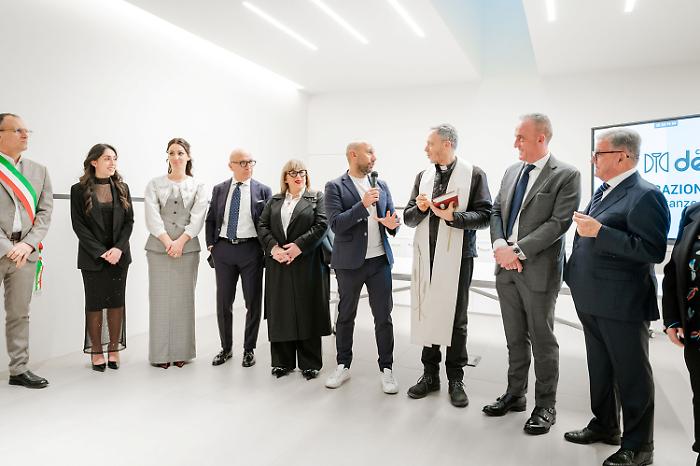 (TEST )  Decora Lab: colore e design nel nuovo showroom di Colori Decora
