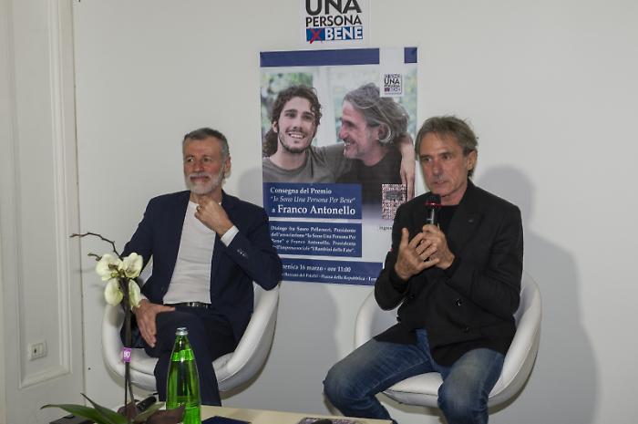 Terni, il Premio "Io Sono Una Persona Per Bene" consegnato a Franco Antonello: PalaSì! sold out per l'esponente dell'associazione "I Bambini delle Fate"
