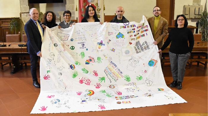 Città di Castello, l'eco-bandiera della pace più lunga del mondo: 800 bambini uniscono il centro storico  tra arte e solidarietà 