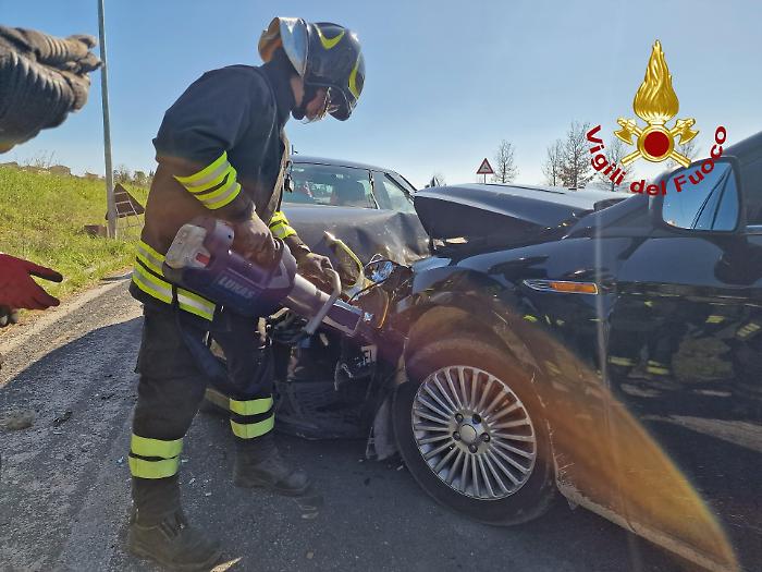 Incidente stradale a Trevi lungo la Flaminia: scontro frontale tra auto, due feriti in ospedale