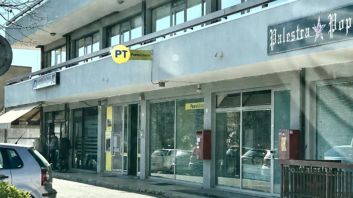 Finto operatore di Poste Italiane prova a truffare l'ex direttrice di un ufficio ma viene smascherato dalle dipendenti