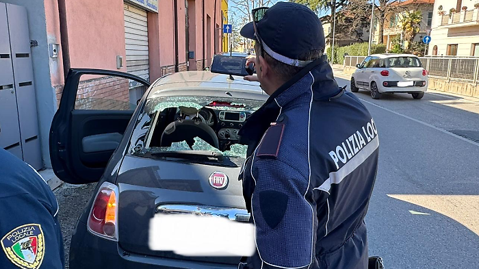 Foligno, scontro tra auto e bici a Porta Ancona: il ciclista reagisce spaccandole i vetri dell'auto 