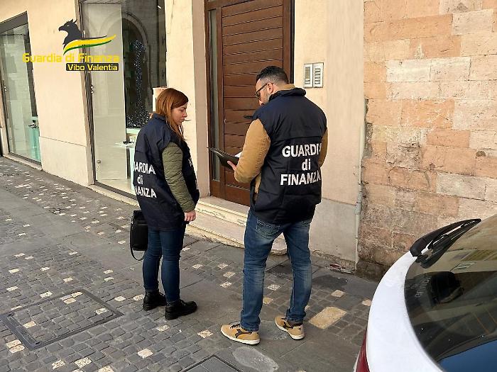 Commercialista svuota la società da liquidare: confiscate case e terreni per 380 mila euro a Foligno