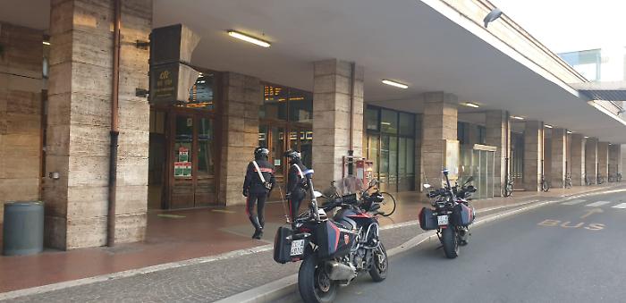Terni, rapinano un 28enne mentre è a passeggio a Borgo Bovio in piano giorno: i Carabinieri arrestano due richiedenti asilo