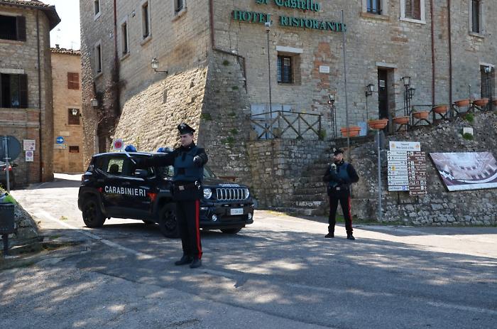 Massacra la compagna, le rompe 13 costole poi simula incidente: arrestato per lesioni gravissime