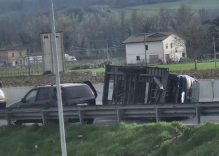 Si ribalta rimorchio, lunghe code lungo la E45