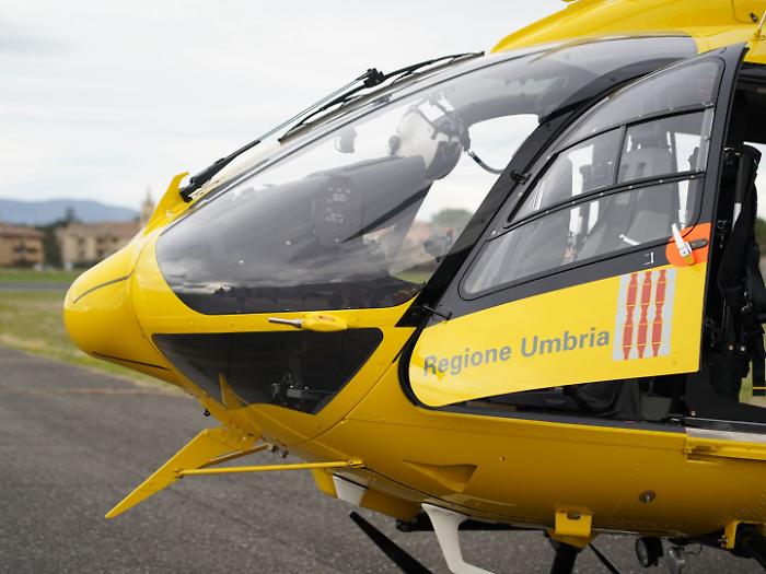 Incidente stradale tra due auto lungo l'A1: ferito portato in ospedale con l'elisoccorso