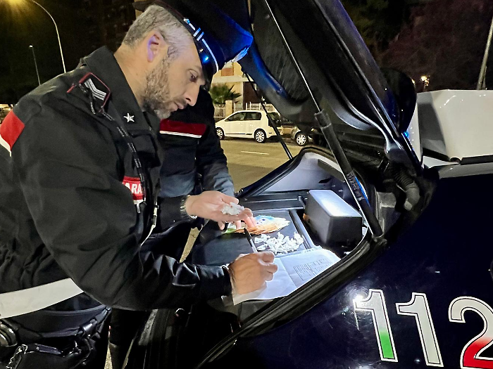Terni, "turista" con dosi di cocaina e crack nascoste in una scatola di caramelle nell'auto a noleggio: arrestato dai Carabinieri