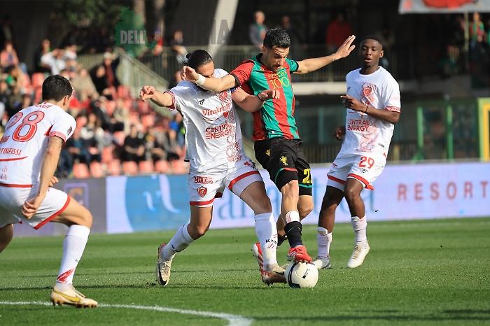 Tre legni, nessun gol: Ternana e Perugia fanno 0-0 nel derby umbro