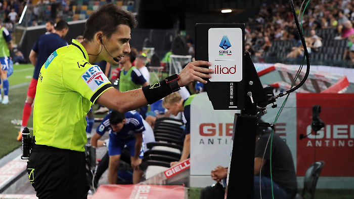 Rivoluzione Var in Coppa Italia: l'arbitro spiegherà le decisioni a tutto lo stadio. Novità anche in Serie A e spunta l'ipotesi challenge