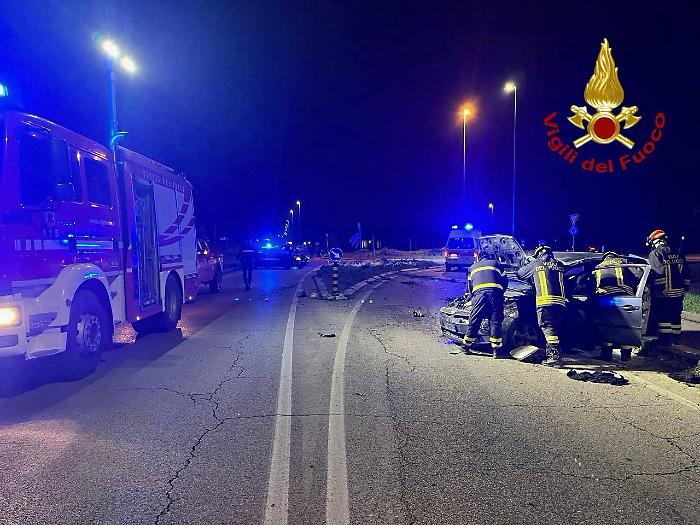 Viene sbalzato fuori mentre l'auto si ribalta. Incidente stradale alla Paciana: due feriti