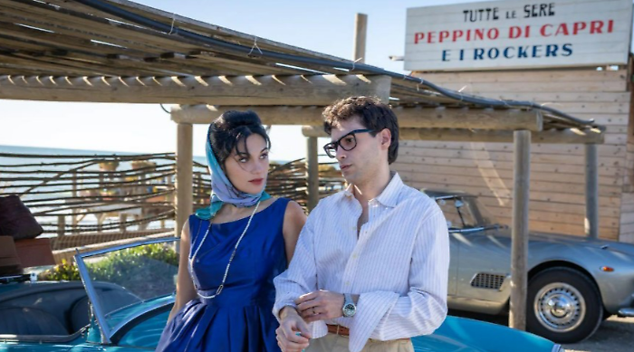 Champagne - Peppino di Capri stasera in tv lunedì 24 marzo su Rai 1: trama e cast del film sulla vita dell'artista