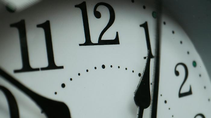 Cambia l'ora, quando e perché si torna a quella legale: lancette in avanti di 60 minuti e giornate più lunghe