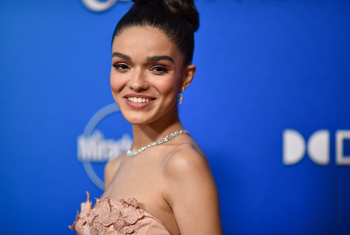 Rachel Zegler, chi l'attrice che interpreta Biancaneve nel live-action: da vittima di discriminazione razziale a stella del cinema