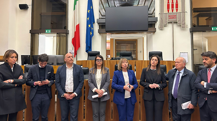 Aumento delle tasse, l'opposizione protesta in Regione: "Un momento drammatico per l'Umbria"