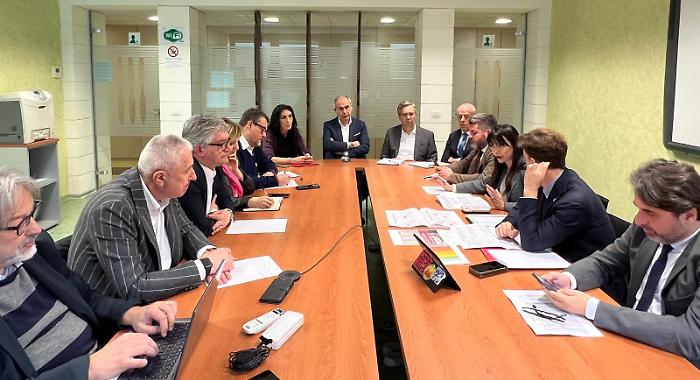 Aumento delle tasse, la giunta regionale incontra i sindacati. La presidente Proietti: "Ecco perché va evitato il commissariamento"