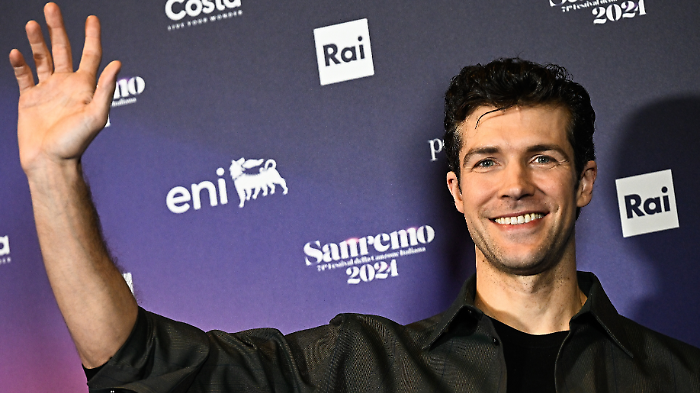 Roberto Bolle compie 50 anni: la lunga carriera, la segretissima vita privata, il presunto compagno 