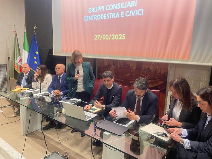 Stangata fiscale, opposizione all'attacco: "Bugie sulla manovra, ecco i dati che non vi hanno mostrato. Andiamo dal prefetto, si devono dimettere"