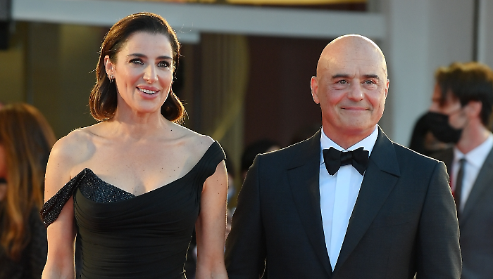 Luca Zingaretti e la storia d'amore con Luisa Ranieri: il colpo di fulmine sul set, il matrimonio, i figli e il segreto anti-crisi