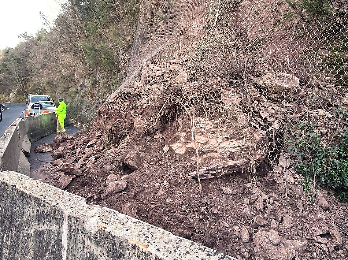 Terni, lavori sulla Sp 67 Valserra per rimuovere la frana: rete metallica su un fronte di 20 metri