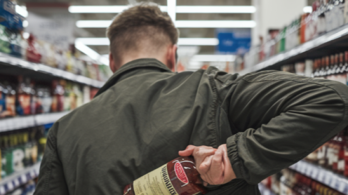 Ladri di superalcolici arrestati con 140 bottiglie in macchina, rubavano nei supermercati